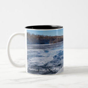 Auf der Klippe über dem eingefrorenen Fluss missis Zweifarbige Tasse