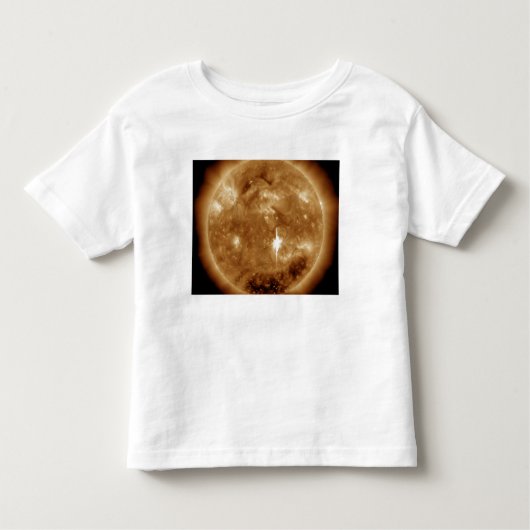 Auf der Sonne bricht eine massive Solarfackel der  Kleinkind T-shirt (Vorderseite)