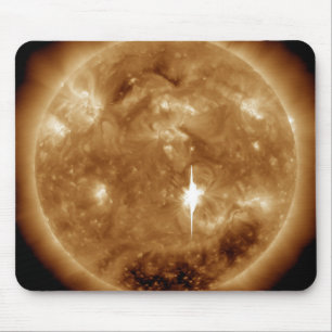 Auf der Sonne bricht eine massive Solarfackel der  Mousepad