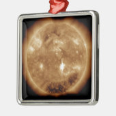 Auf der Sonne bricht eine massive Solarfackel der Silbernes Ornament (Links)