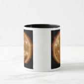 Auf der Sonne bricht eine massive Solarfackel der Tasse (Zentrum)