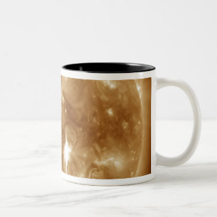Auf der Sonne bricht eine massive Solarfackel der  Zweifarbige Tasse