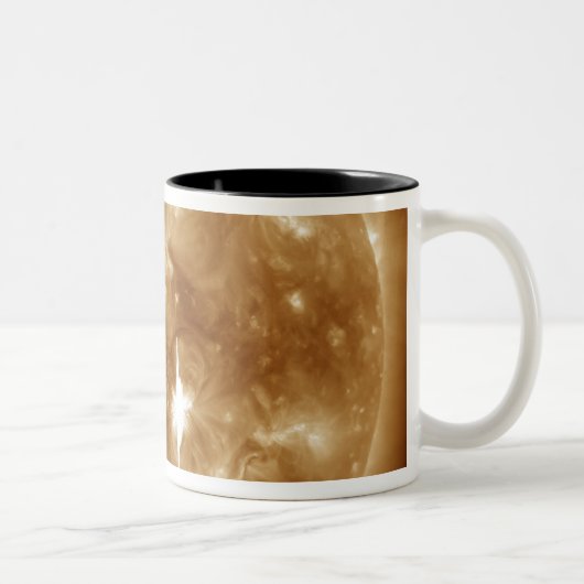 Auf der Sonne bricht eine massive Solarfackel der  Zweifarbige Tasse (Rechts)