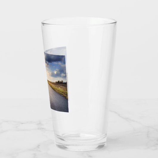 Auf der Straße Glas (Links)