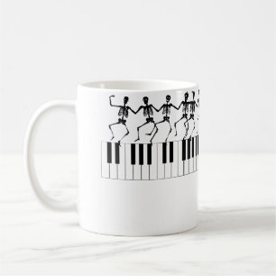 Auf der Tastatur Kaffeetasse