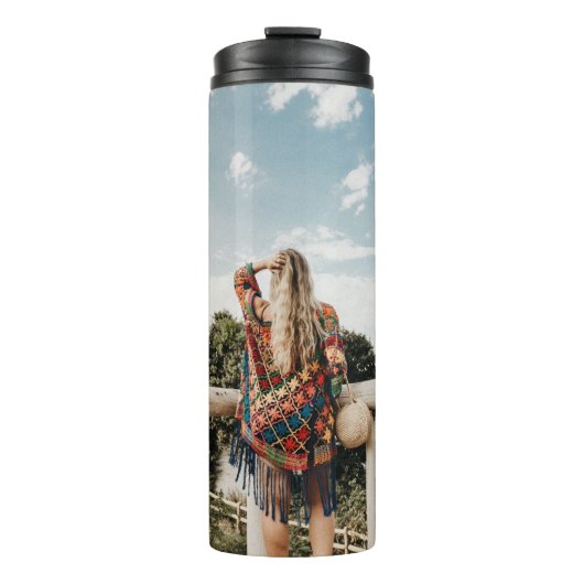 Auf der Terrasse stehend Thermosbecher (Vorderseite)