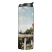 Auf der Terrasse stehend Thermosbecher (Nach links gedreht)