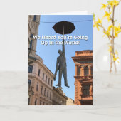 Auf der Welt aufstehen. Mann fliegt mit Schirm. Karte (Gelbe Blume)