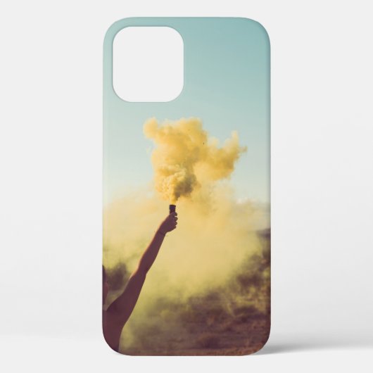 Auf der Wüste stehende Frau mit einer Flamme Case-Mate iPhone Hülle (Rückseite)