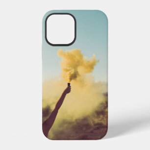 Auf der Wüste stehende Frau mit einer Flamme iPhone 12 Hülle