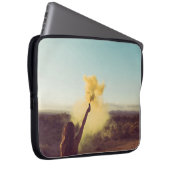 Auf der Wüste stehende Frau mit einer Flamme Laptopschutzhülle (Vorne Rechts)