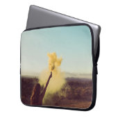 Auf der Wüste stehende Frau mit einer Flamme Laptopschutzhülle (Vorderseite Links)
