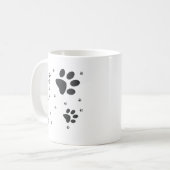 Auf die Person stimmt mit den dunklen kleinen Kaffeetasse (Vorderseite Links)