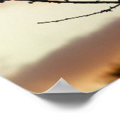 Auf einem Baum stehender Vogel mit Sonnenaufgang h Poster (Ecke)