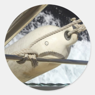 Auf einem Boot auf einem Aufkleber auf See schwimm