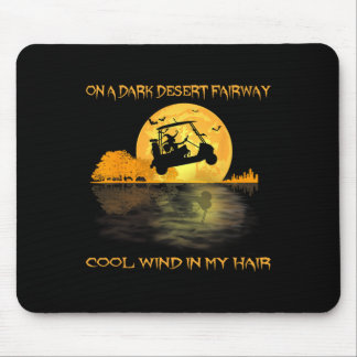 Auf einem dunklen Wüstenfairway Golf Hexe Kalter W Mousepad