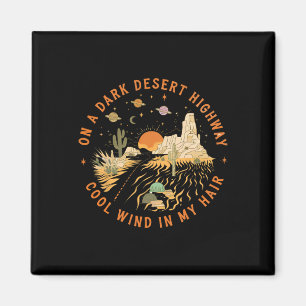Auf einem dunklen Wüstenweg Abenteuer Wandern C Magnet