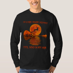 Auf einem dunklen Wüstenweg Cool Wind in meinem Fr T-Shirt