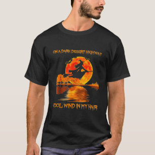 Auf einem dunklen Wüstenweg Cool Wind in meinem H T-Shirt