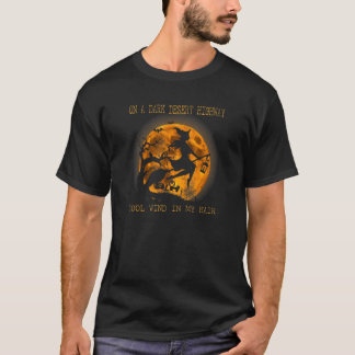 Auf einem dunklen Wüstenweg Cool Wind in meiner Ha T-Shirt