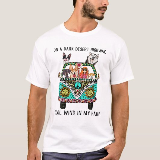 Auf einem dunklen Wüstenweg Cool Wind und meine Hu T-Shirt (Vorderseite)