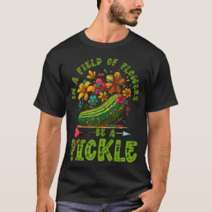Auf einem Feld voller Blumen sei eine Gurke Lustig T-Shirt