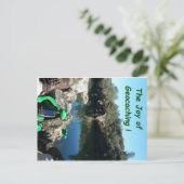 Auf einem Felsweg durch einen Fluss zurückspringen Postkarte (Stehend Vorderseite)