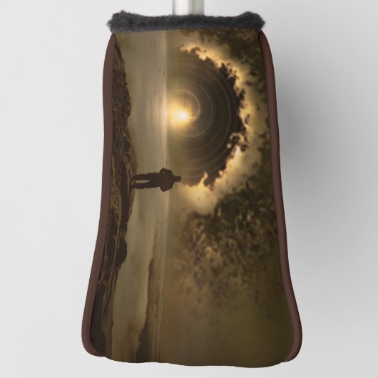 Auf einem Hügel stehender Mann mit Blick auf einen Golf Headcover (Rotieren 90)