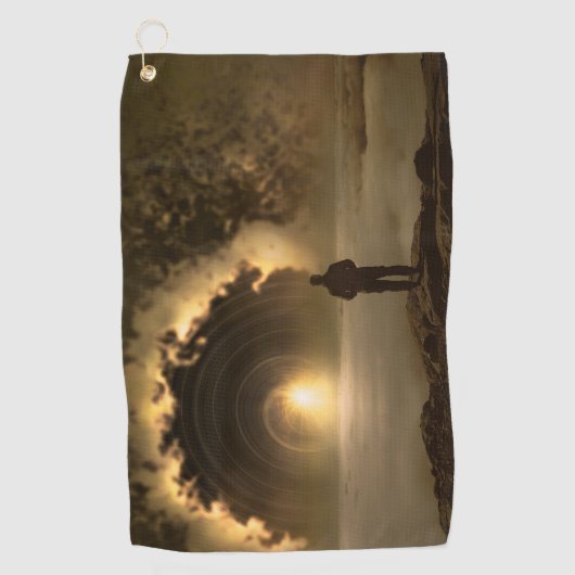 Auf einem Hügel stehender Mann mit Blick auf einen Golfhandtuch (Vorderseite)