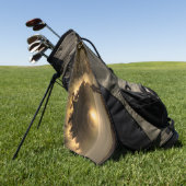 Auf einem Hügel stehender Mann mit Blick auf einen Golfhandtuch (Gras)