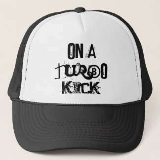 AUF EINEM TURBO-TRITT TRUCKERKAPPE