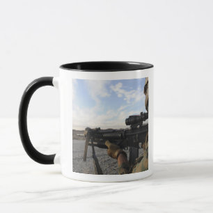 Auf einem Ziel abzufeuern Anblick eines Soldaten Tasse