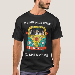 Auf einer dunklen Wüste Highway Cool Wind in meine T-Shirt
