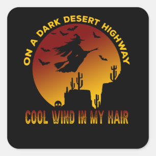 Auf einer dunklen Wüste, kalter Wind in meinem Haa Quadratischer Aufkleber