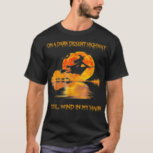 Auf einer dunklen Wüstenstrasse, die sich Cool ge T-Shirt
