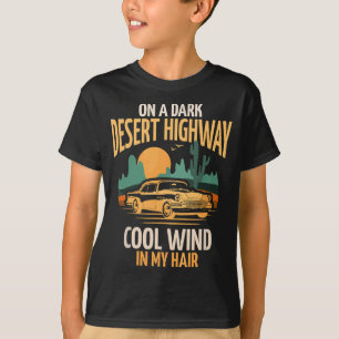 Auf einer dunklen Wüstenstraße kalter Wind in mein T-Shirt