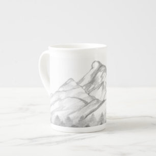 Auf einer Latte-Mug skizzierte Berge mit Bleistift Porzellantasse