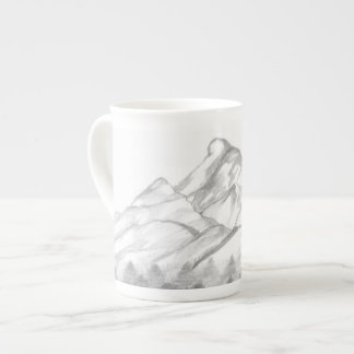 Auf einer Latte-Mug skizzierte Berge mit Bleistift Porzellantasse