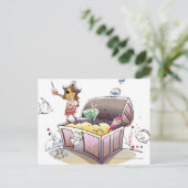 Auf einer Schatztruhe stehende weibliche Pirate Postkarte (Stehend Vorderseite)