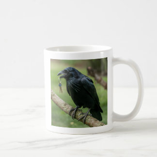 Auf einer Zweigstelle mit Schlüssel Kaffeetasse