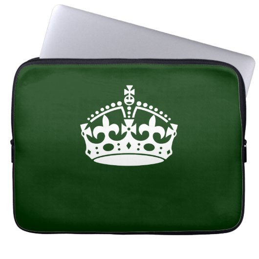 Auf Forest Green ein Symbol für eine ruhige Krone Laptopschutzhülle (Vorderseite)