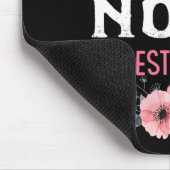 Auf Great Nona Est 2024 Blume Mousepad (Ecke)