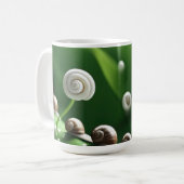 Auf grünen Pflanze aufgereihte Schnecken Kaffeetasse (Vorderseite Links)