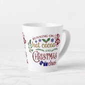 Auf heißem Kakao und Weihnachtsgeschenk laufen Milchtasse (Rechte Ecke)