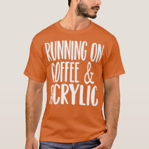 Auf Kaffee und Acryl lustige Nageltechnik laufen T-Shirt