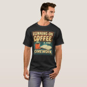 Auf Kaffee und Hausaufgaben - Funny Student Zurück T-Shirt (Vorne ganz)