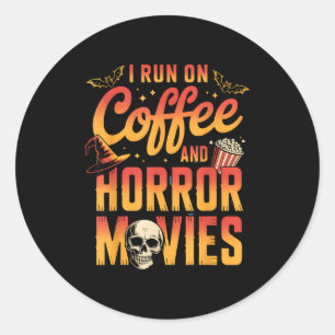 Auf Kaffee und Horrorfilmen laufender Totenkopf-He Runder Aufkleber