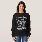 Auf Kaffee und trocken Shampoo Sonnige Uni laufen Sweatshirt (Vorne ganz)