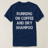 AUF KAFFEE UND TROCKENEM SHAMPOO - Trending T-Shirt (Design vorne)