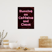 Auf Koffein und Chaos laufen Poster (Küche)